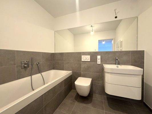 Modernes Badezimmer mit Wanne