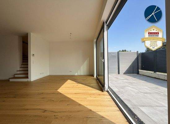 Heller Wohnbereich mit großzügiger Terrasse