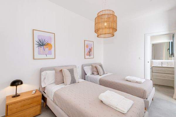 Zweites Schlafzimmer mit Badezimmer en Suite und Zugang zur geteilten Terrasse