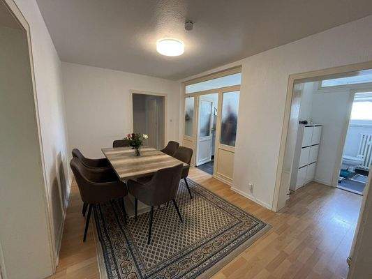 Blick zur Garderobe + Gäste-WC