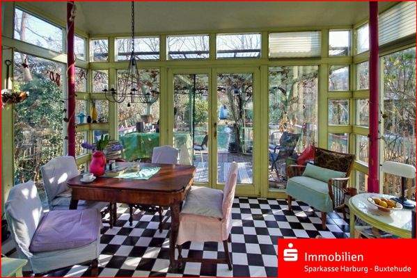 Wintergarten mit Blick in den Garten