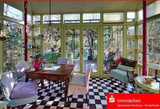 Wintergarten mit Blick in den Garten