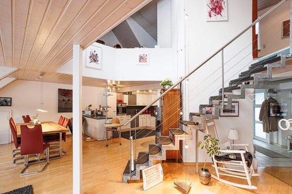 Blick Richtung Küche und Essbereich