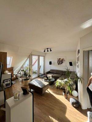 Wohnbereich mit Zugang zum Balkon