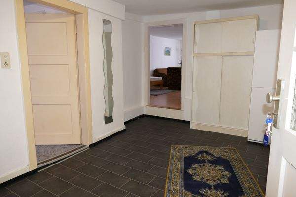 Flur mit Blick zum Wohnzimmer.JPG