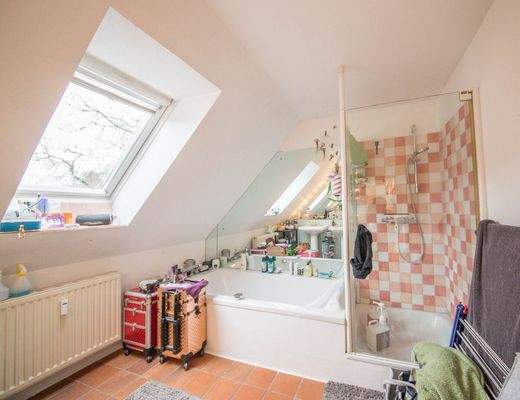 Bad mit Wanne und Dusche 