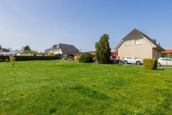 Straßenseitig erschlossenes Grundstück