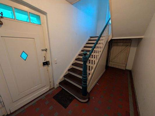 Treppenhaus und Haustür