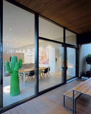 Blick von der Terrasse zum Haus