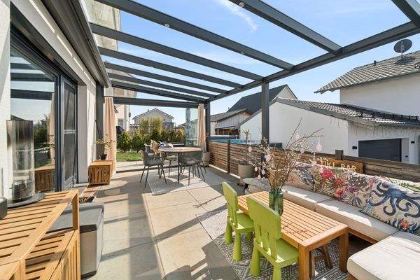 Überdachte Südterrasse (2) mit flexibler Verglasung