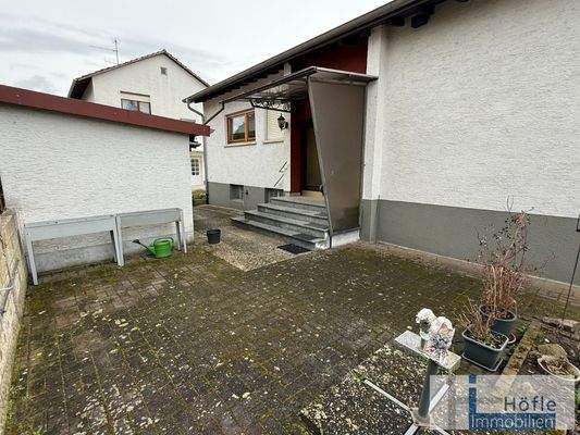 Freisitz mit Pflanzbeet