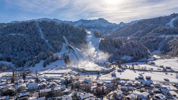Skisprungschanze mit Gudiberg