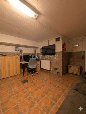 Praktisches Büro im Keller