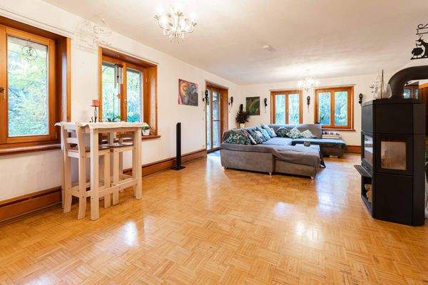 Wohnzimmer mit Ofen und Zugang zur Terrasse