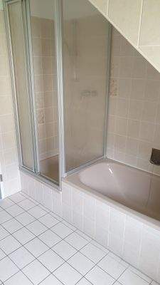 Bad mit Dusche und Badewanne