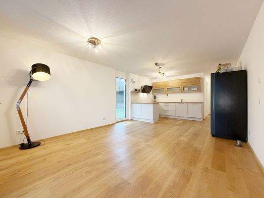 Wohnzimmer mit offener Küche