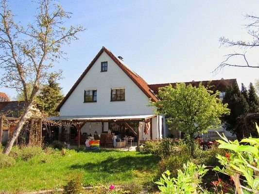 Rückseite vom Haus mit Blick auf der Terrasse