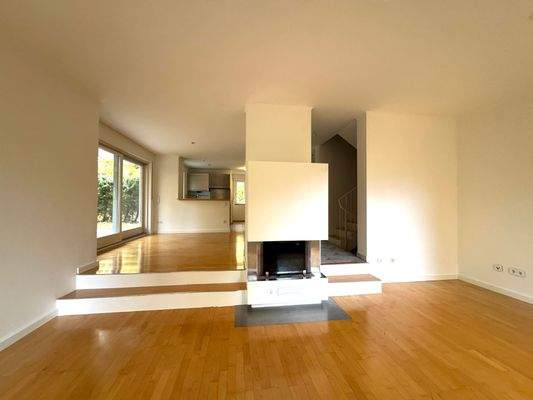 Wohnzimmer mit offenen Kamin