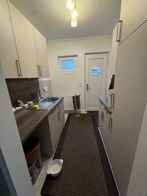 Hauswirtschaftsraum mit Hintereingangstür Einheit II