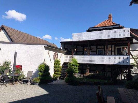 Wohnhaus Rückseite mit Balkonanlagen II