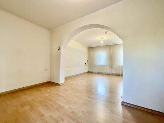 Essbereich mit Blick zum Wohnbereich