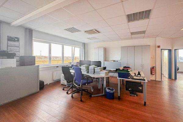 Große Bürofläche parallel zum Flur