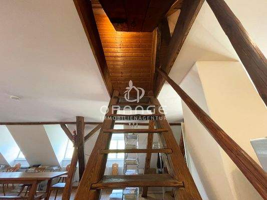 Weiteren Stauraum finden Sie im geräumigen Dachboden