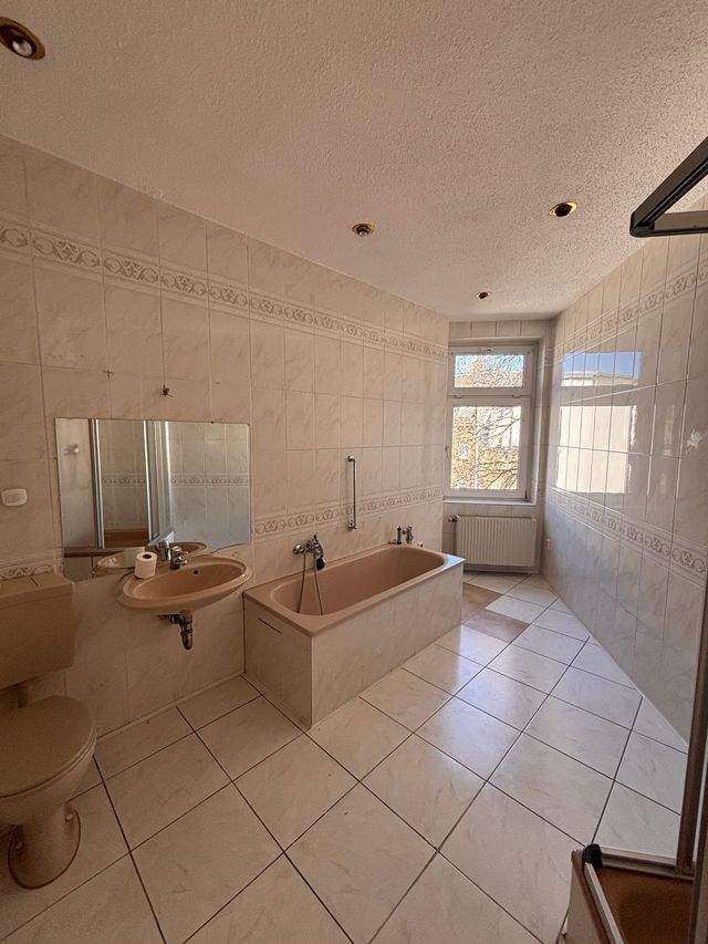 Einbauküche möglich! Großzügige 3-Raum-Wohnung mit 90 m² – viel Platz zum fairen Preis in Aue - Photo 1