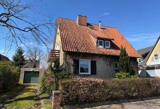 Ansicht Haus und Garage