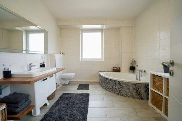 Badezimmer mit Eckbadewanne