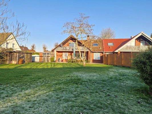 Garten mit Blick zum Haus