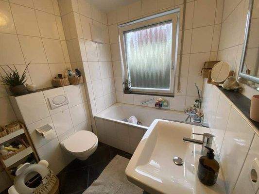 Tageslichtbad mit Wanne