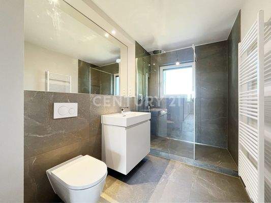 Tageslichtbadezimmer mit bodentiefer Dusche