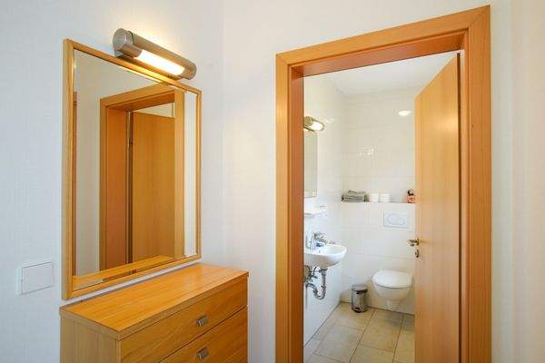 Blick aus der Diele ins G-WC