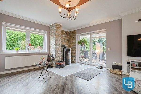 ... mit Kamin und Zugang zur Terrasse