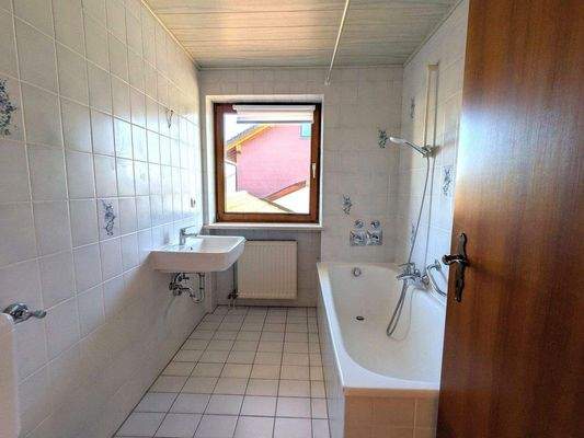 Bad mit Wanne, Waschbecken, Toilette und Fenster