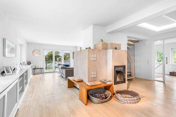 Natursteinkamin im Obergeschoss