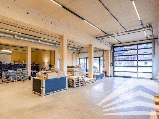 Lagerzugang mit Rolltor