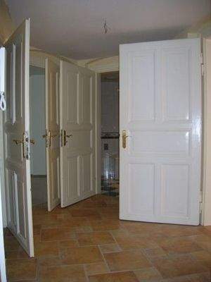 Weiße Türen im Flur