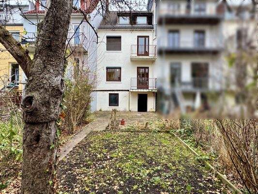 Garten mit Blick auf das Haus