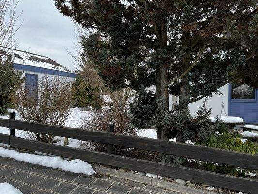 Straßenseite Garage/Küche Ost.