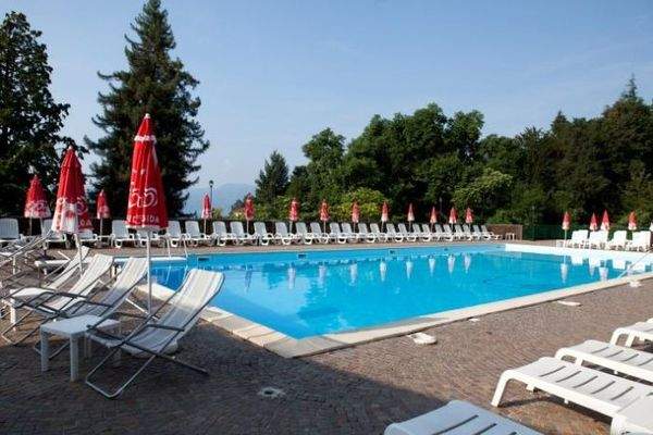 Gepflegter, ca. 25 m x 12 m großer Pool 