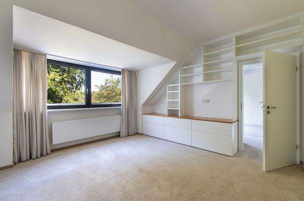 Zimmer mit hochwertigen Tischlereinbauten