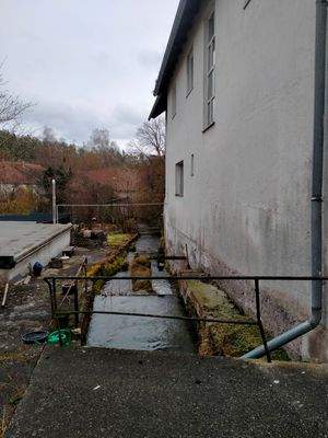 Schambach an der Nordseite des Hauses.jpg