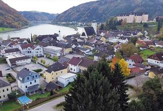 Blick gen Donau & Schloss Grein
