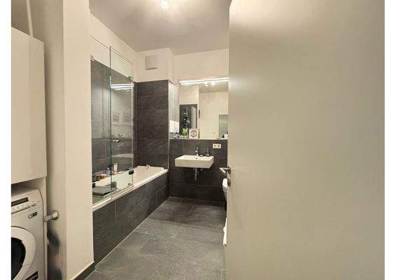 großzügiges Badezimmer mit Waschmaschinenanschluss