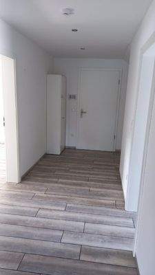 Flur mit Blick auf die Eingangstür