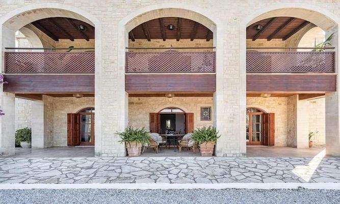 Kreta, Kournas: Luxuriöse Steinvilla mit Meer- und Bergblick