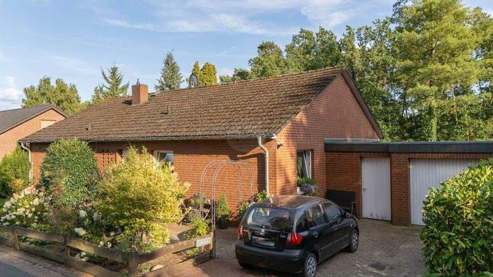 Vorderansicht mit Garage.