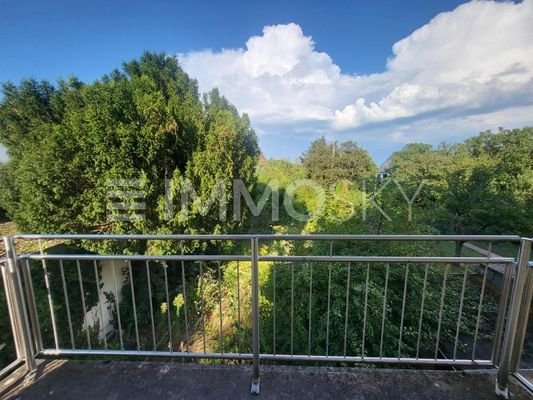 Balkon mit Blick in den Garten